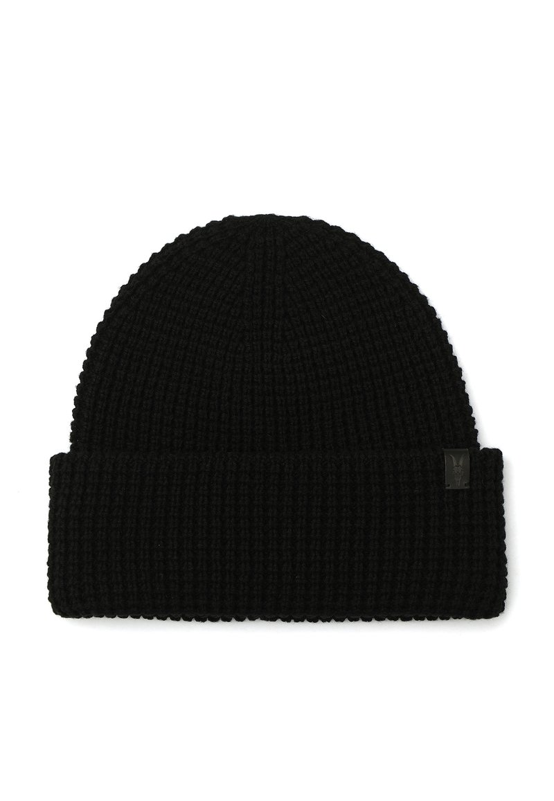 Gorro de punto negro con ala doblada y pequeña etiqueta rectangular en un fondo blanco.