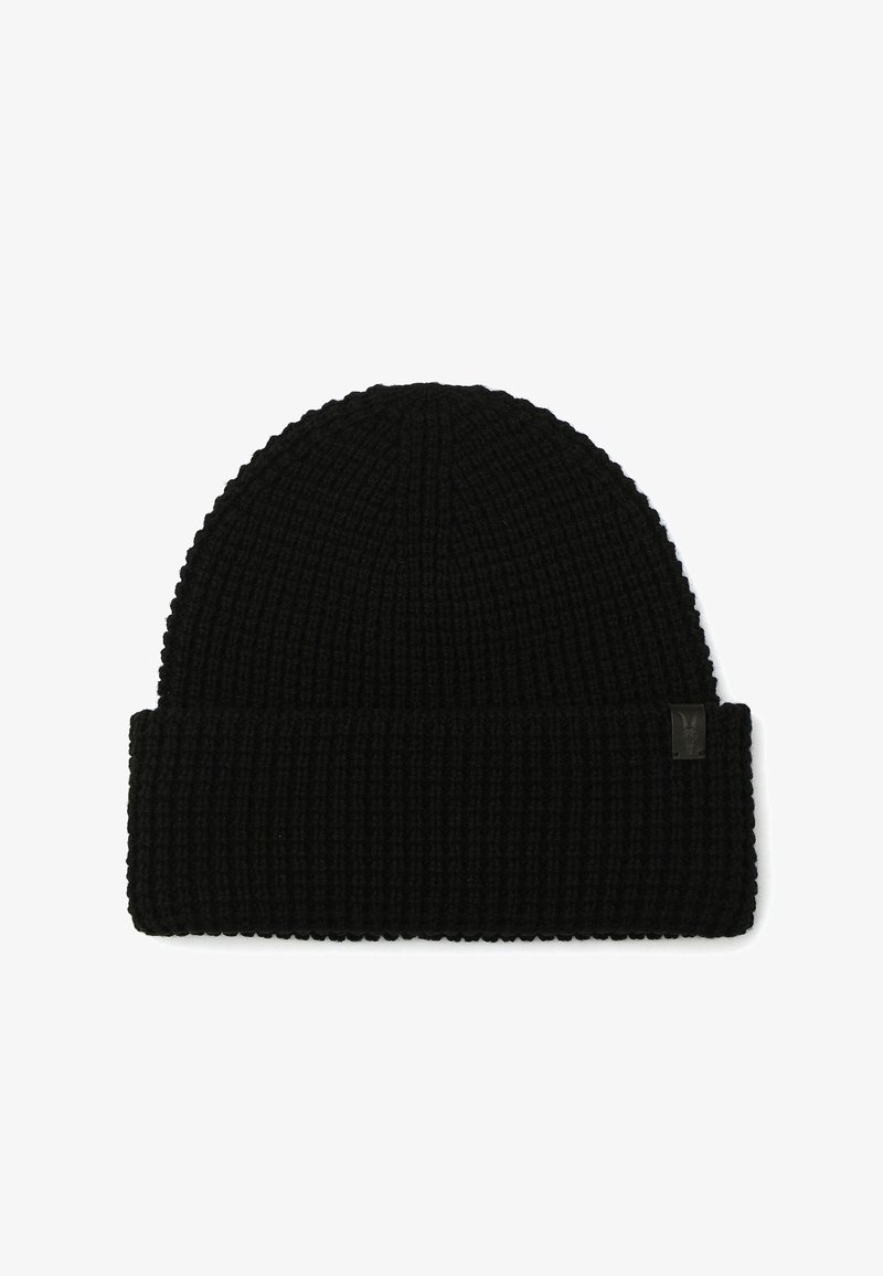 Gorro de punto negro con ala doblada y pequeña etiqueta rectangular en un fondo blanco.