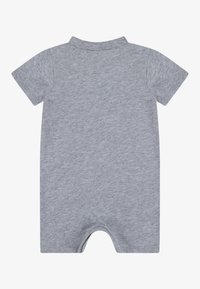 Grå bomullsromper med korte ermer, polo-krage og åpen benutforming. Glatt tekstur, minimalistisk design og ensfarget.