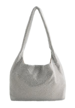 Silberne Abendtasche, bedeckt mit kleinen reflektierenden Perlen, mit einem breiten Schulterriemen und einer weichen, abgerundeten Form.