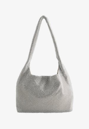 Silberne Abendtasche, bedeckt mit kleinen reflektierenden Perlen, mit einem breiten Schulterriemen und einer weichen, abgerundeten Form.