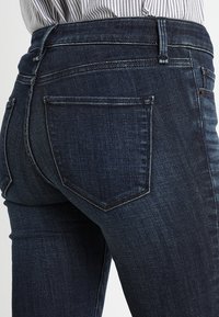 Abercrombie & Fitch Vaqueros bootcut - dark-blue denim