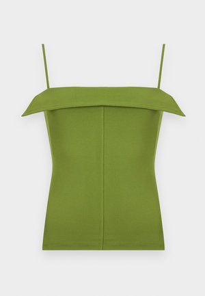 Zelen top brez rokavov s tankimi ramenimi trakovi in širokim obrnjenim izrezom, prikazan na belem ozadju.