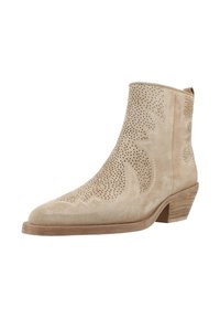 Botines de ante beige con diseño perforado y punta afilada, que presentan un tacón bajo y apilado y costuras decorativas a lo largo de los lados.