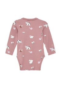 Langärmeliger Einteiler aus weichem, pinkfarbenem Rippstoff, mit einem Muster von Kühen, Schafen, Hühnern und Gießkanne mit Blumen und Grünpflanzen.