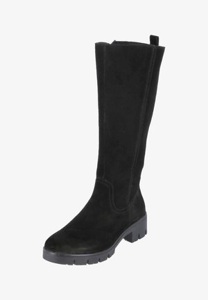 Schwarzer kniehoher Wildlederstiefel mit grober Gummisohle und quadratischer Zehenpartie, mit seitlichen Nähten und Zuglasche an der Rückseite.