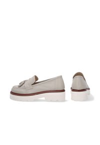 Lysegrå læder loafers med et frynseakcent, hvid tyk sål og kontrasterende brun mellemsål. Runde tæer og slip-on design.