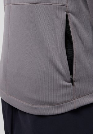 Grijze, gestructureerde pullover met een zijzak met rits; heeft contrasterende stiksels en een ribbelafwerking langs de zoom en mouwen.