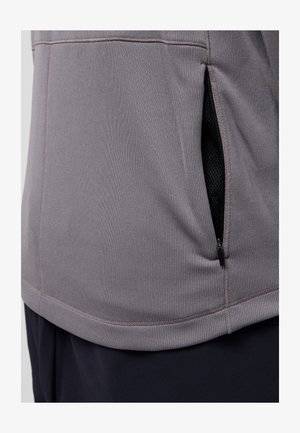 Grijze, gestructureerde pullover met een zijzak met rits; heeft contrasterende stiksels en een ribbelafwerking langs de zoom en mouwen.