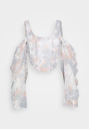 Top corto floral en gris claro y melocotón con escote cuadrado, cuerpo ajustado y mangas largas voluminosas y drapeadas que caen sobre los hombros.