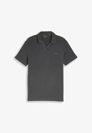 Ciemnoszara koszulka polo z krótkim rękawem, wykonana z fakturowanej tkaniny, z kołnierzykiem i subtelną naszywką z logo na piersi.