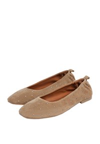 Beige suede ballerinat, jossa on terävä kärki ja timantin kaltaisia koristeita päällä, pehmeällä sisävuorella ja matalalla korolla.