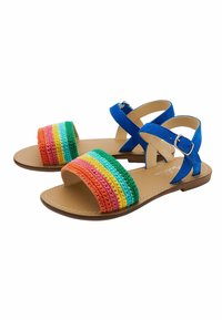Tasaiset sandaalit, joissa on siniset mokkanauhat ja monivärinen raidallinen virkattu päällinen oranssin, vihreän, keltaisen ja vaaleanpunaisen sävyissä. Ruskea pohja.
