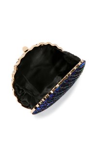 Borsa a pochette decorata con perline, con una cornice ondulata dorata, interno in raso nero e un intricato motivo di perline blu e viola all'esterno.