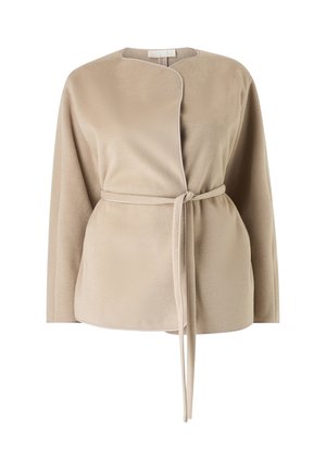 Beige fleecejack met lange mouwen, ronde hals en stoffen ceintuur gestrikt in de taille, afgebeeld tegen een effen witte achtergrond.