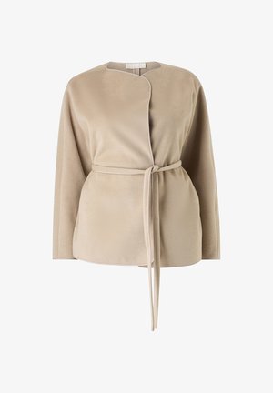 Beige Fleecejacke mit langen Ärmeln, rundem Ausschnitt und Stoffgürtel, der in der Taille gebunden ist, auf einfarbigem weißem Hintergrund gezeigt.