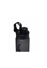 Durchsichtige graue Kunststoff-Trinkflasche mit einem schwarzen Schraubverschluss, einem angebrachten Tragegurt und einem kleinen Ausgießer für einfaches Trinken.