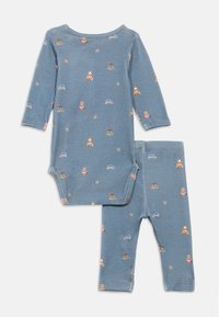 Conjunto de macacão de mangas longas e calças azul com estampados temáticos de brinquedos, incluindo ursos de pelúcia, cavalos baloiços, carros e anéis empilháveis.