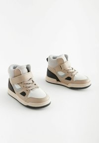 Beżowe i szare sneakersy typu high-top z mieszanką syntetycznej skóry i siatki. Posiadają rzepy, teksturowane podeszwy oraz kontrastowe akcenty.