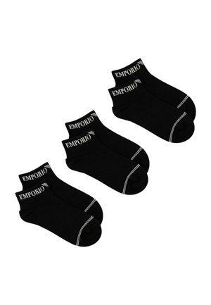 Tre paia di calzini neri alla caviglia con la scritta "EMPORIO" bianca sui polsini e sottili strisce bianche vicino alle punte, esposti su uno sfondo bianco.