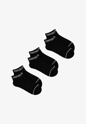 Tre paia di calzini neri alla caviglia con la scritta "EMPORIO" bianca sui polsini e sottili strisce bianche vicino alle punte, esposti su uno sfondo bianco.