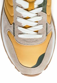 Sneaker met een gele nylon bovenkant en grijze suede accenten. Voorzien van witte veters, een gestructureerd detail en een gumrubberen zool.