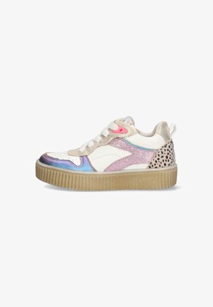 Witte sneaker met kleurrijke accenten, waaronder iriserende en glinsterende panelen. Rond neus, dikke rubberen zool en een gevlekte achterdetail.