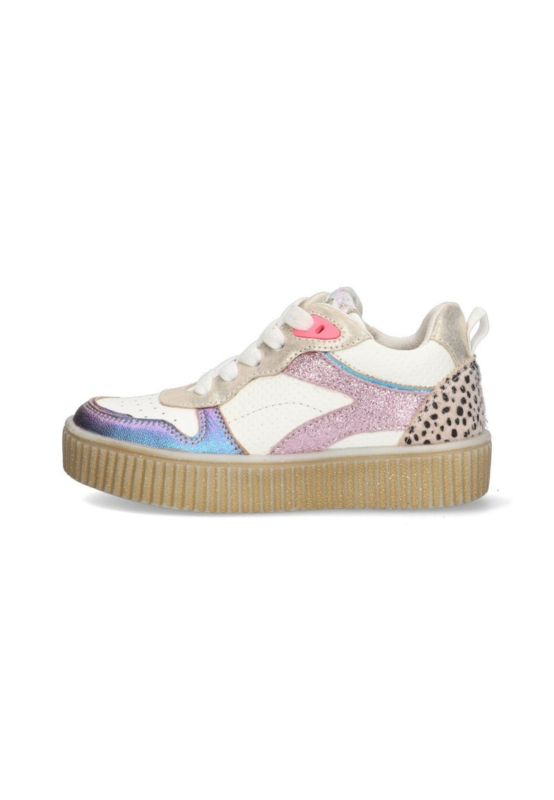 Weiße Sneaker mit mehrfarbigen Akzenten, einschließlich schillernden und glitzernden Einsätzen. Abgerundete Spitze, dicke Gummisohle und gepunktetes Rückendetail.