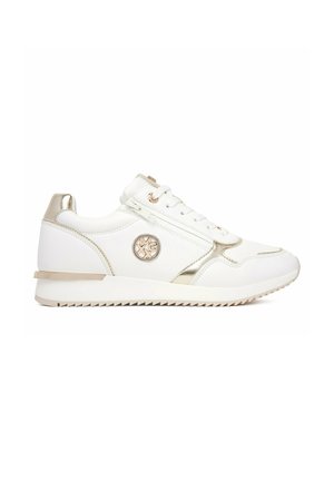 Zapatilla blanca con detalles dorados, cordones en la parte delantera, cremallera lateral y logo metálico circular en el lateral, vista desde el lado exterior.