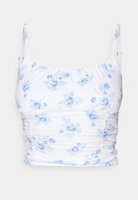 Top de tela blanca con estampado floral azul, con tirantes finos, textura fruncida y silueta ajustada.
