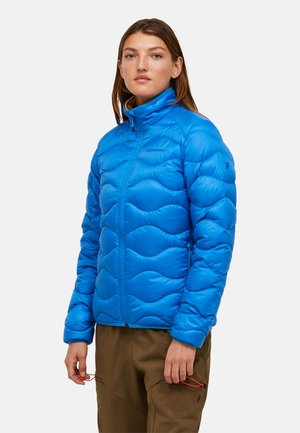 Gevoerde blauwe jas met een hoge kraag, met een golvend quiltpatroon en ritssluiting. Inclusief zijzakken en een contrasterende ritstrekker.