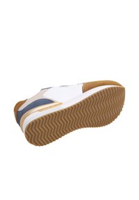 Sneaker con parte superiore in materiale sintetico bianco, dettagli in suede marrone, sezioni blu e suola in gomma strutturata con un motivo a spina di pesce.