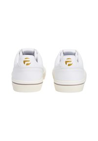 Λευκά αθλητικά παπούτσια με λείο φινίρισμα, που διαθέτουν χρυσά διακοσμητικά λογότυπα στη φτέρνα και ελαφριά ελαστική σόλα με υφή για καλύτερη πρόσφυση.