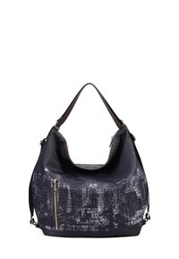 Grande borsa a mano blu scuro con finitura testurizzata. Dotata di zip argentata, tracolla marrone e motivo testuale bianco a contrasto sulla parte anteriore.