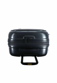 Valigia nera rigida con manico retrattile, chiusura a zip, lucchetto a combinazione e superficie liscia. Forma compatta e rettangolare.