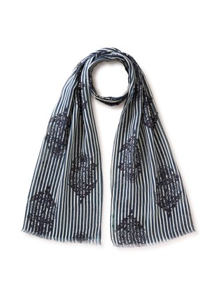 Sciarpa leggera con strisce verticali blu navy e bianche e grandi motivi floreali blu scuro, distesa in piano con un'estremità ad anello.