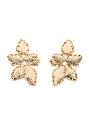 Kolczyki z metalu w kolorze złotym, w kształcie kwiatów o pięciu petalach, z teksturowanymi nieregularnymi krawędziami i małymi otworami blisko środka.