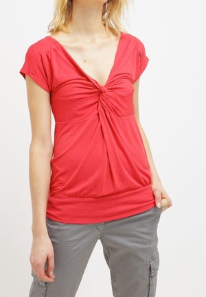 Rode top met korte mouwen, V-hals en gedraaide detail aan de voorkant; gemaakt van zacht, elastisch materiaal; heeft een aansluitend ontwerp en een geplooide zoom.