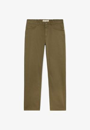 Olivově zelené kalhoty se zavřením na přední knoflíky a zip, poutky na opasek a pěti kapsami, položeny na rovné ploše na bílém pozadí.