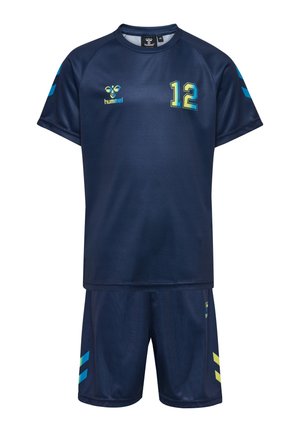 Marineblaues Sporttrikot und Shorts Set mit der Nummer 12, hummel-Logo und blauen und gelben Chevronstreifen an Ärmeln und Shorts.