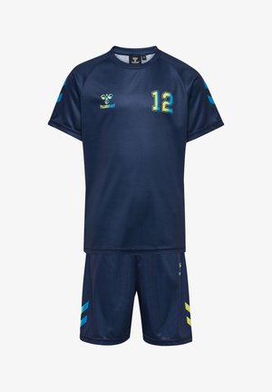 Marineblauwe sportshirt en korte broek set met nummer 12, hummel-logo en blauwe en gele chevronstrepen op mouwen en korte broek.
