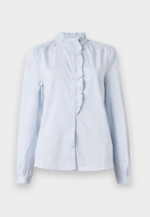 Blusa de manga larga a rayas verticales en azul claro y blanco, con un alto cuello rizado y detalle de volantes en la parte delantera a lo largo de los botones.