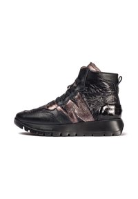 Wysokie sneakersy z czarną skórzaną powierzchnią, metalicznie różowymi akcentami, teksturowanym boku oraz grubą czarną podeszwą.