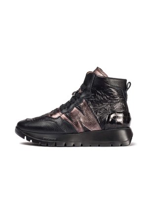 Wysokie sneakersy z czarną skórzaną powierzchnią, metalicznie różowymi akcentami, teksturowanym boku oraz grubą czarną podeszwą.