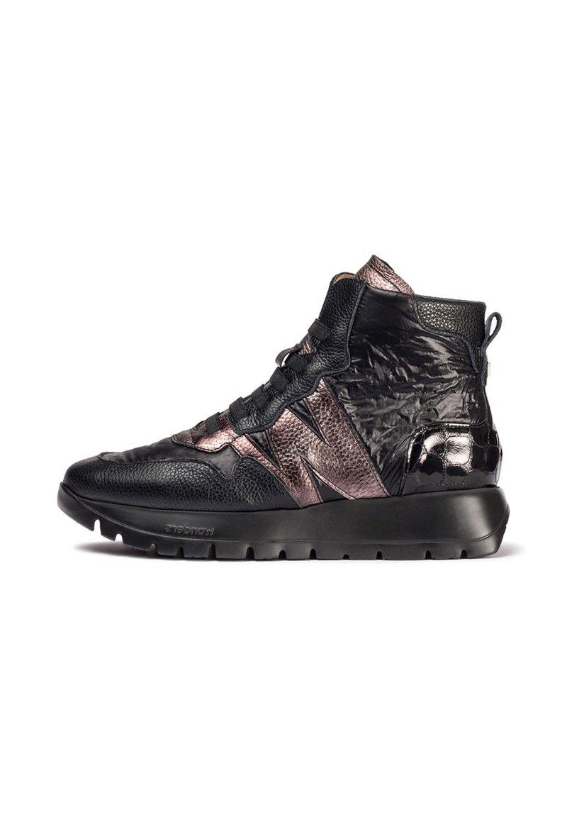 Wysokie sneakersy z czarną skórzaną powierzchnią, metalicznie różowymi akcentami, teksturowanym boku oraz grubą czarną podeszwą.