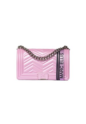 Borsa a spalla trapuntata rosa con tracolla in argento e un'etichetta in bianco e nero con la scritta "MARC ELLIS", esposta su uno sfondo bianco.