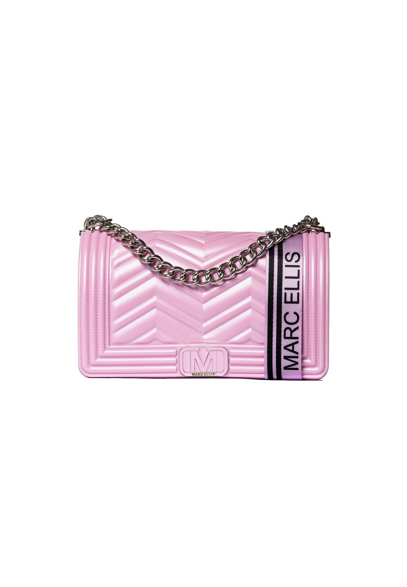 Borsa a spalla trapuntata rosa con tracolla in argento e un'etichetta in bianco e nero con la scritta "MARC ELLIS", esposta su uno sfondo bianco.