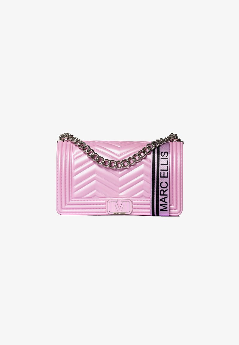 Borsa a spalla trapuntata rosa con tracolla in argento e un'etichetta in bianco e nero con la scritta "MARC ELLIS", esposta su uno sfondo bianco.