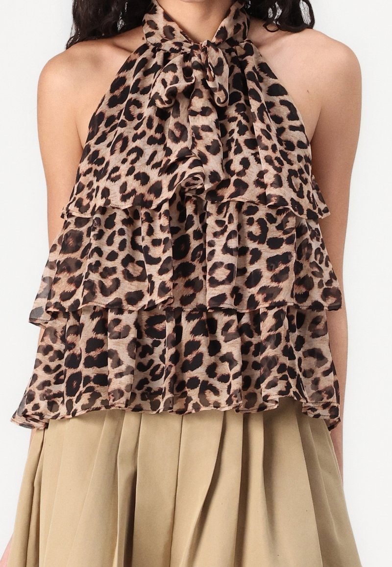 Leopardprint haltertop met gelaagde ruches, gemaakt van lichtgewicht, doorschijnende stof. Strik om de nek, met een losse, vloeiende uitstraling.