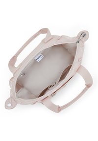 Rosa tygväska med två handtag, dragkedjestängning och en slät insida. Inkluderar en innerficka och en logotagg inuti.